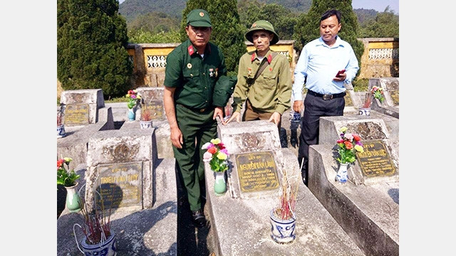 CCB Lê Thành Công (đứng giữa) cùng đồng đội thăm Nghĩa trang Liệt sĩ Vị Xuyên (Hà Giang).