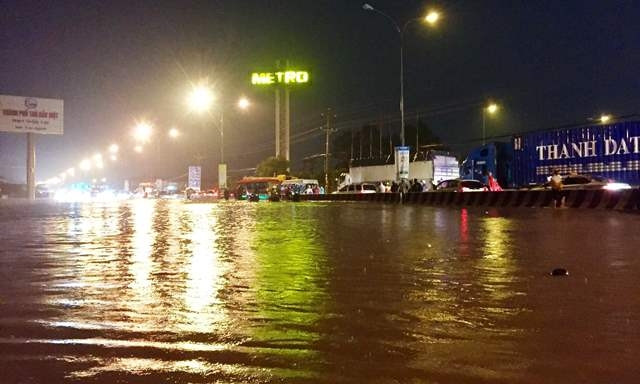 Quốc lộ 13 qua khu vực suối Cát bị ngập sâu.