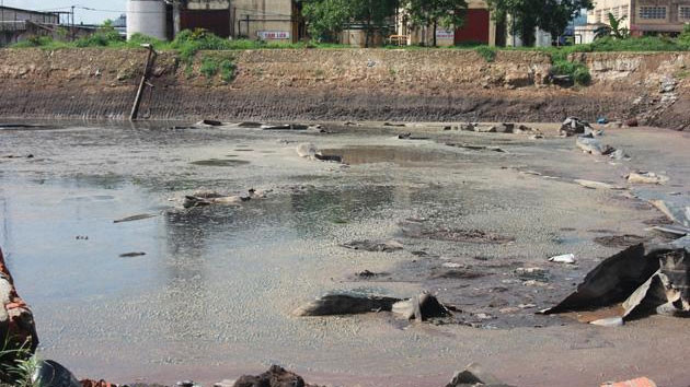 Nước thải từ nhà máy sản xuất cồn công nghiệp của Công ty TNHH cồn Đại Việt thải ra hồ chứa trong Khu công nghiệp Tâm Thắng, gây ô nhiễm môi trường nghiêm trọng.