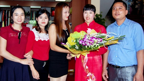 Chị Giang (áo dài đỏ) cùng đồng nghiệp.