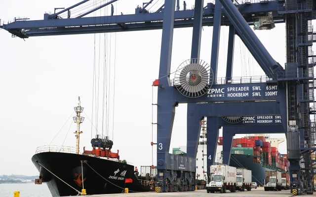 Tàu vào làm hàng tại Cảng Cái Lân (Quảng Ninh) trong ngày đầu tiên của năm 2019.