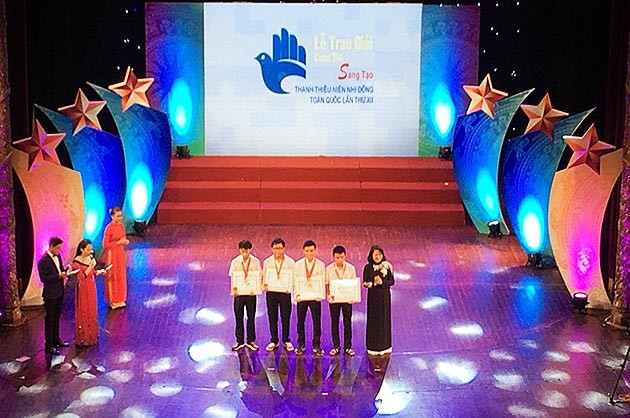 Đồng chí Đặng Thị Ngọc Thịnh, Ủy viên T.Ư Đảng, Phó Chủ tịch nước (ngoài cùng bên phải) trao phần thưởng tặng nhóm bốn em học sinh giành giải đặc biệt của cuộc thi.