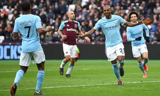 Các cầu thủ Man City (áo xanh) đã ghi được 102 bàn thắng sau trận thắng West Ham 4-1.