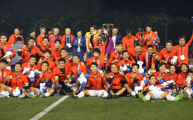 Thầy trò HLV Park Hang Seo làm nên lịch sử cho bóng đá Việt Nam với tấm Huy chương Vàng SEA Games đầu tiên sau 60 năm chờ đợi.