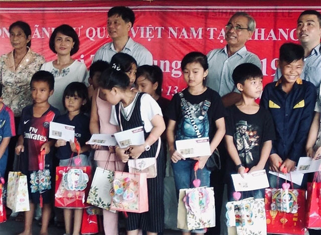 Con em Việt kiều ở Preah Sihanouk vui Tết Trung thu.