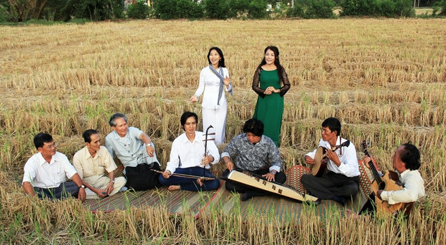 Đờn ca tài tử đã trở thành nếp sống văn hóa của người dân Cần Đước (Long An). Trong ảnh: Các nghệ sĩ ghi hình trước Liên hoan đờn ca tài tử Nam Bộ năm 2015 tại Cần Đước. Ảnh:CÔNG TOẠI