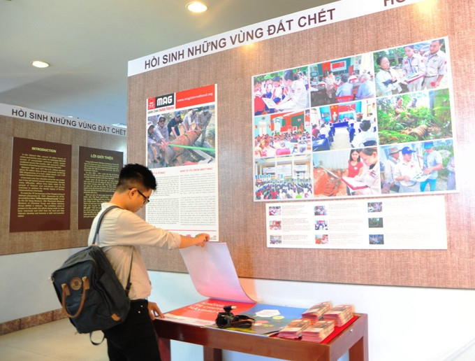 Bạn trẻ Đà Nẵng đến với triển lãm Hồi sinh những vùng đất chết.