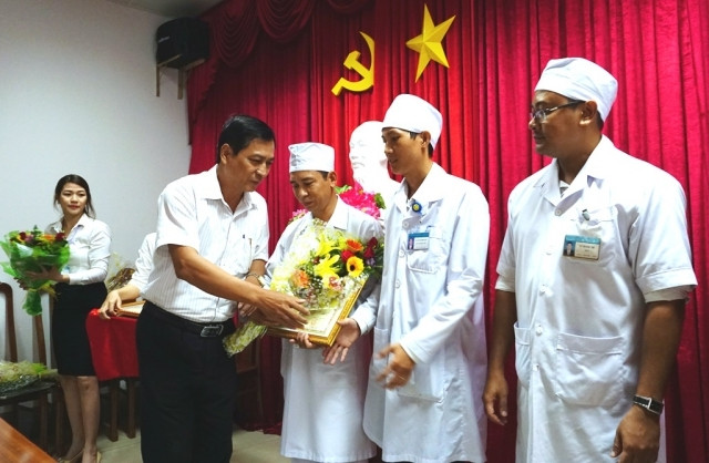 Phó Chủ tịch UBND tỉnh Cà Mau tặng bằng khen cho tập thể, cá nhân Bệnh viện Sản - Nhi. 