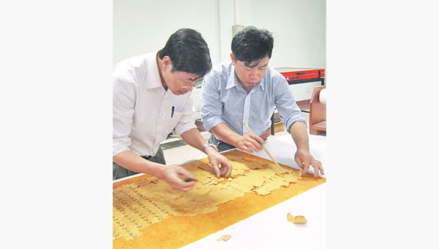 Cán bộ Trung tâm Lưu trữ Quốc gia I khôi phục tài liệu cổ.
