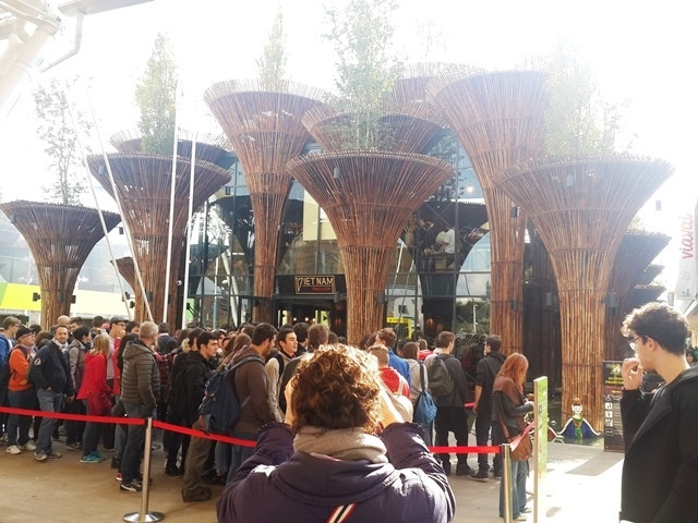 Du khách xếp hàng vào tham dự Ngày Quốc gia Việt nam tại Italy.