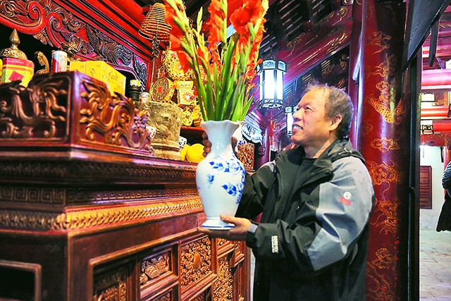 Ông Chung sửa soạn đồ lễ dâng hương ở Văn Miếu.