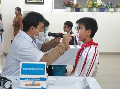 Khám sức khoẻ cho học sinh ở Trường THCS-THPT Lê Quý Đôn, Hà Nội (Ảnh minh hoạ)