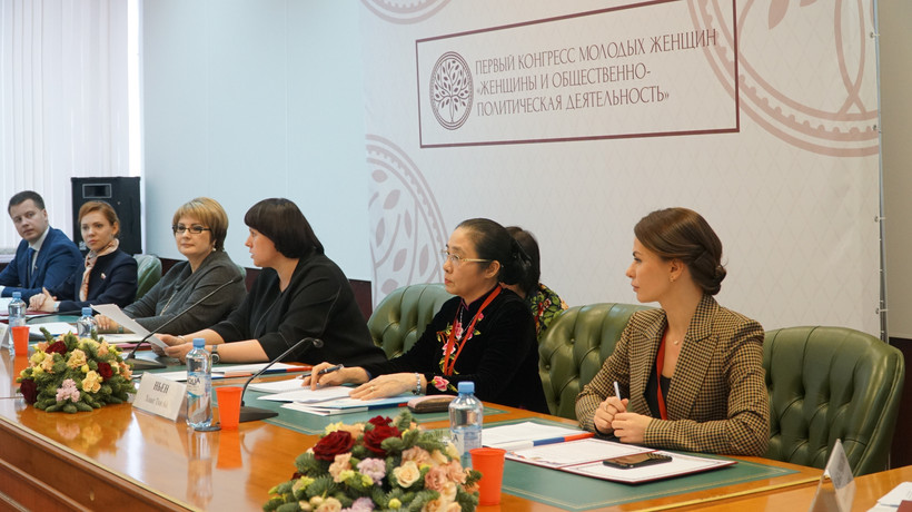 Phó Chủ tịch thường trực Hội Liên hiệp Phụ nữ Việt Nam Hoàng Thị Ái Nhiên (người thứ hai bên phải) tham dự và phát biểu tại Đại hội