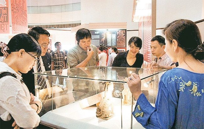 Khách tham quan triển lãm Linh vật Việt. Ảnh: HOÀNG HÀ