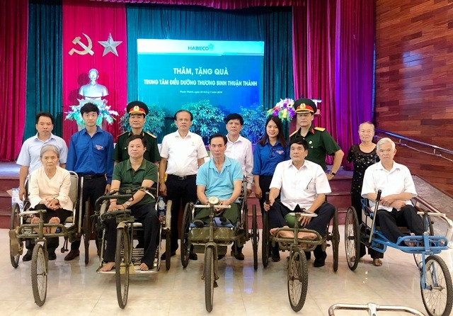 Đoàn công tác HABECO thăm, tặng quà các thương, bệnh binh tại Trung tâm điều dưỡng thương binh Thuận Thành (Bắc Ninh).