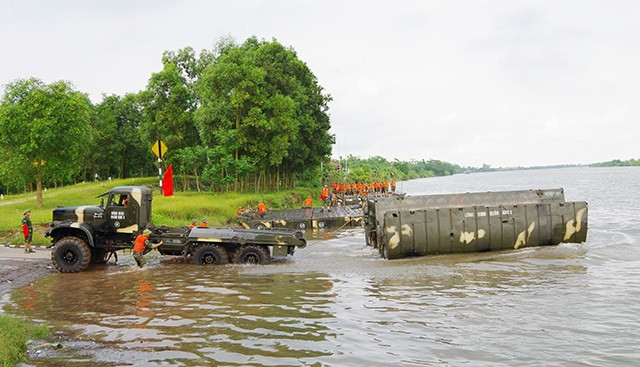 Cán bộ, chiến sĩ Đại đội 2, Tiểu đoàn Vượt sông 27, Lữ đoàn Công binh 513 (Quân khu 3) huấn luyện thực hành lắp ghép phà PMP 60 tấn.