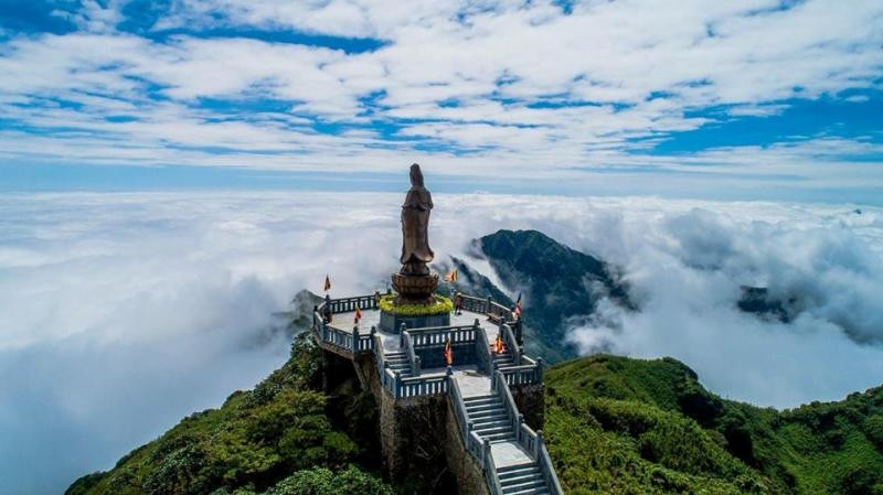 Từ Hà Nội đến thị trấn Sa Pa, sau khi thăm thú một vòng thị trấn, hãy lên Khu du lịch Sun World Fansipan Legend để thấy rõ nhất sự chuyển mình của vùng đất sương gió này. Thay vì di chuyển bằng các ph