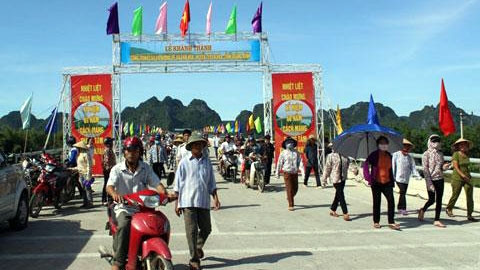 Người dân hân hoan qua lại trên cây cầu từng là niềm mơ ước.