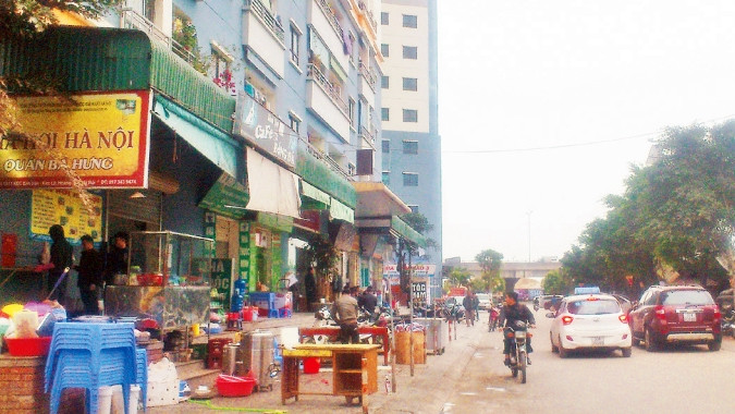 Tình trạng lấn chiếm vỉa hè, lòng đường làm nơi kinh doanh, trông giữ xe ở khu chung cư Kim Văn - Kim Lũ (Hà Nội) diễn ra thường xuyên.