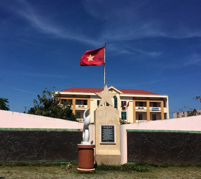 Bia chiến thắng Yếu khu Thầy Phó. Ảnh: QUỐC DŨNG