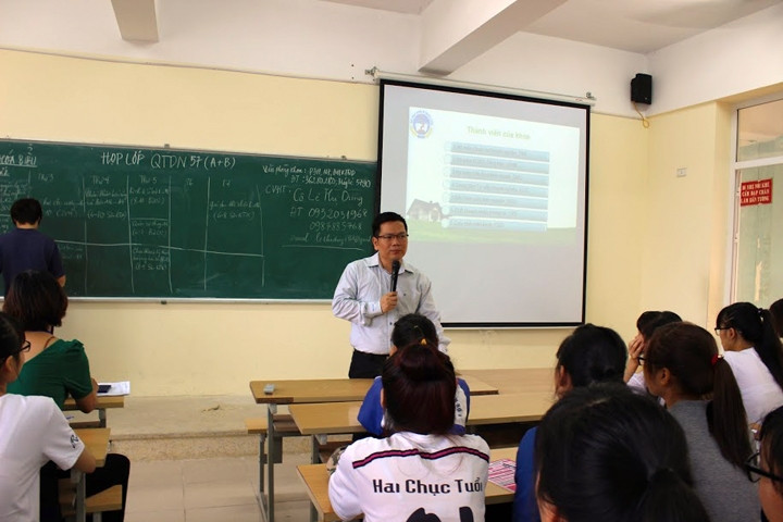 Một buổi lên lớp của giảng viên và sinh viên Khoa Quản trị Kinh doanh.