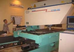 Máy cắt laser CO2
do Viện IMI (Hà Nội) chế tạo.
