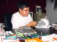 TS Nguyễn Văn Việt đang<br>tiến hành đắp đất dẻo lên sọ.