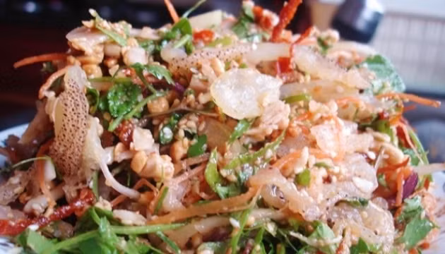 Nộm sứa nếu chế biến không cẩn thận dễ gây ngộ độc. (Ảnh: Internet)