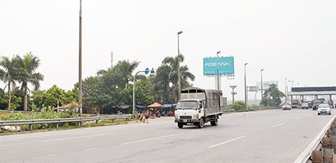 Tình trạng lộn xộn tại khu vực nút giao Võ Văn Kiệt - quốc lộ 18 bước đầu được khắc phục. Ảnh: ANH ÐĂNG