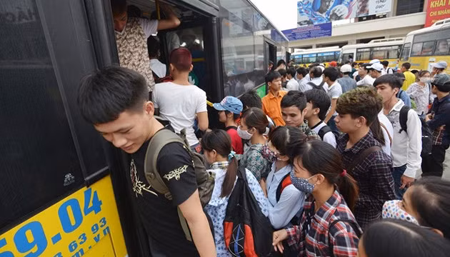Việc chen lấn, xô đẩy lúc lên xe buýt vẫn còn diễn ra ở nhiều tuyến đông khách.