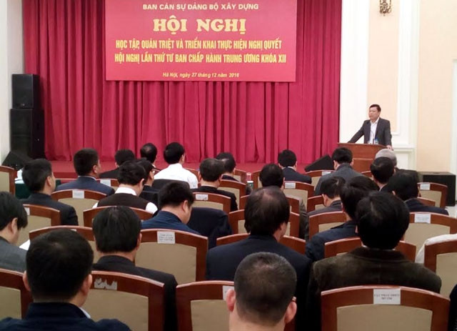 Cán bộ, đảng viên, công chức, viên chức Bộ Xây dựng tại Hội nghị quán triệt Nghị quyết T.Ư 4, Khóa XII. 