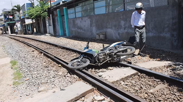 Nhiều tai nạn xảy ra khi người dân băng qua đường ngang.