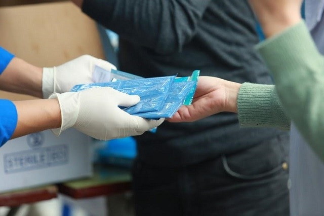 Ấm tình người giữa cơn "khát" khẩu trang y tế và nước rửa tay