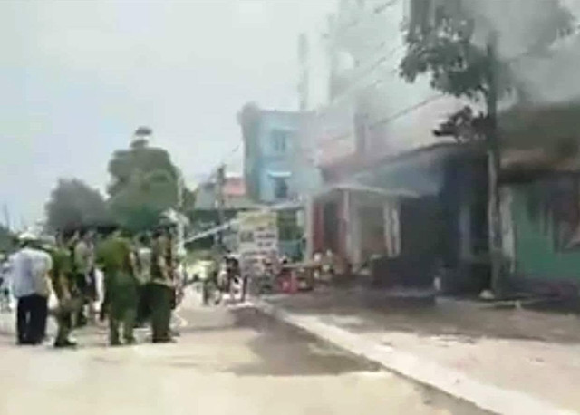 Lực lượng chức năng nỗ lực dập tắt vụ cháy ki-ốt phía ngoài chợ huyện Nga Sơn.