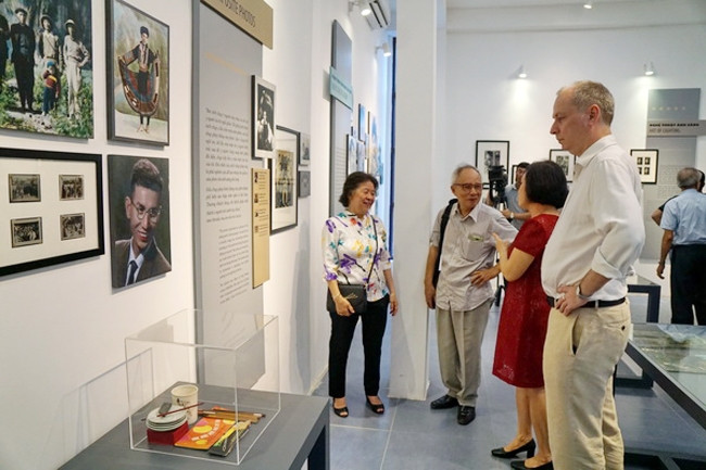 Du khách tham quan Bảo tàng nhiếp ảnh Lai Xá. Ảnh: TIẾN DŨNG