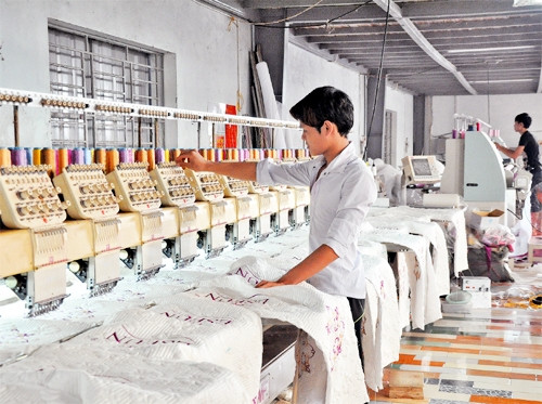 Làng nghề chăn ga gối đệm ở xã Yên Đông tạo nhiều việc làm cho thanh niên, tăng thu nhập hộ gia đình.