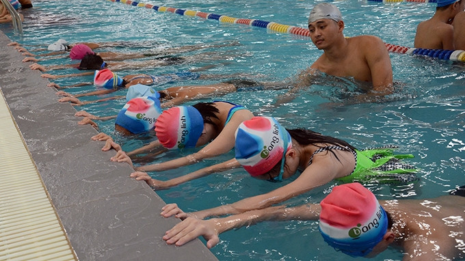 Lớp dạy bơi miễn phí cho trẻ em tại Bể bơi số 1 Tăng Bạt Hổ do Thành đoàn Hà Nội tổ chức. Ảnh: MINH HÀ