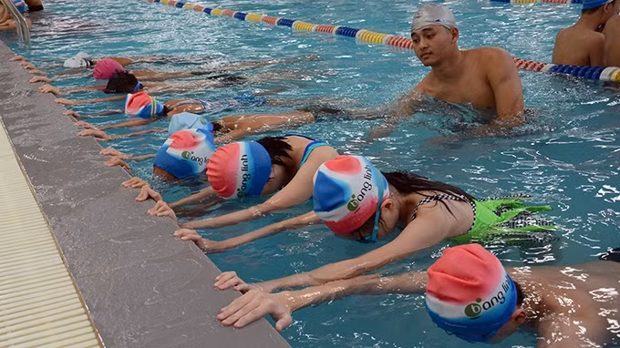 Lớp dạy bơi miễn phí cho trẻ em tại Bể bơi số 1 Tăng Bạt Hổ do Thành đoàn Hà Nội tổ chức. Ảnh: MINH HÀ