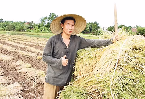 John Hùng tập làm nông dân.