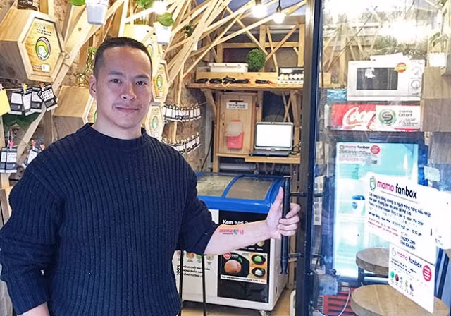 Anh Đào Khánh Hiệp trong cửa hàng độc đáo của mình.