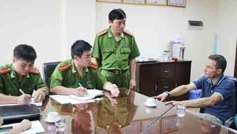 Đối tượng L.Ô-li-vi-ê bị công an Việt Nam bắt giữ.