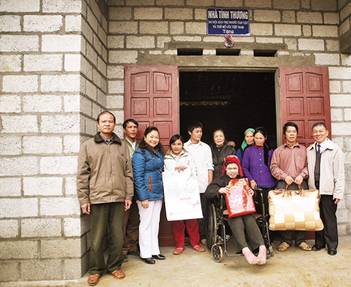 Trao nhà tình thương ở Cao Bằng.