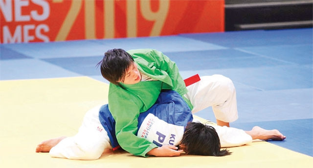 Nguyễn Thị Lan (xanh lá) mang HCV SEA Games 30 về cho tuyển kurash. Ảnh: HUY KHÁNH