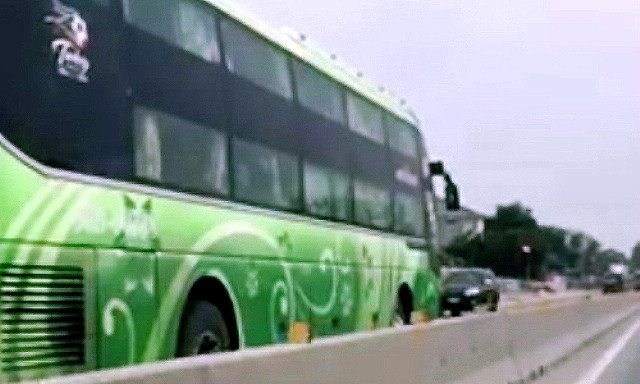 Xe khách đi ngược chiều. (Ảnh cắt từ clip)
