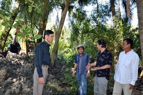 Ðại diện Sở Nông nghiệp và Phát triển nông thôn tỉnh Long An chỉ đạo thi công công trình nạo vét kênh mương.