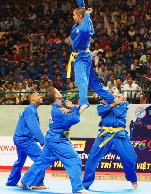 Các võ sinh nước ngoài biểu diễn quyền thuật.