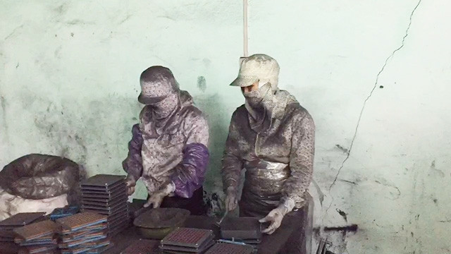 Thực phẩm chức năng hỗ trợ chữa ung thư làm từ than tre được cơ quan chức năng phát hiện tại cơ sở của Công ty TNHH Vinaca ở quận Kiến An, TP Hải Phòng. Ảnh: TRỌNG ĐỨC