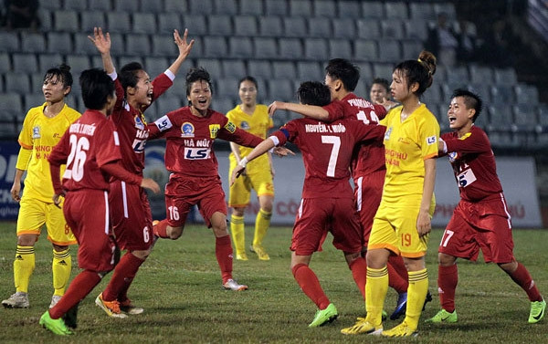 Các cầu thủ Hà Nội I ăn mừng bàn gỡ hòa 1-1 trong trận gặp Phong Phú Hà Nam.