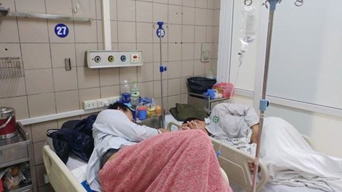 Người bệnh ngộ độc rượu được điều trị tại Trung tâm Chống độc, Bệnh viện Bạch Mai. 