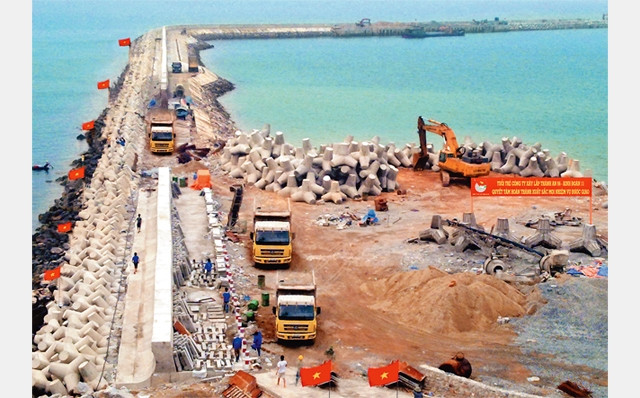 Công nhân Công ty CP Xây lắp Thành An 96 (Binh đoàn 11 - Bộ Quốc phòng) thi công công trình đê chắn sóng kết hợp bến cập tàu tại đảo Cô Tô (Quảng Ninh).